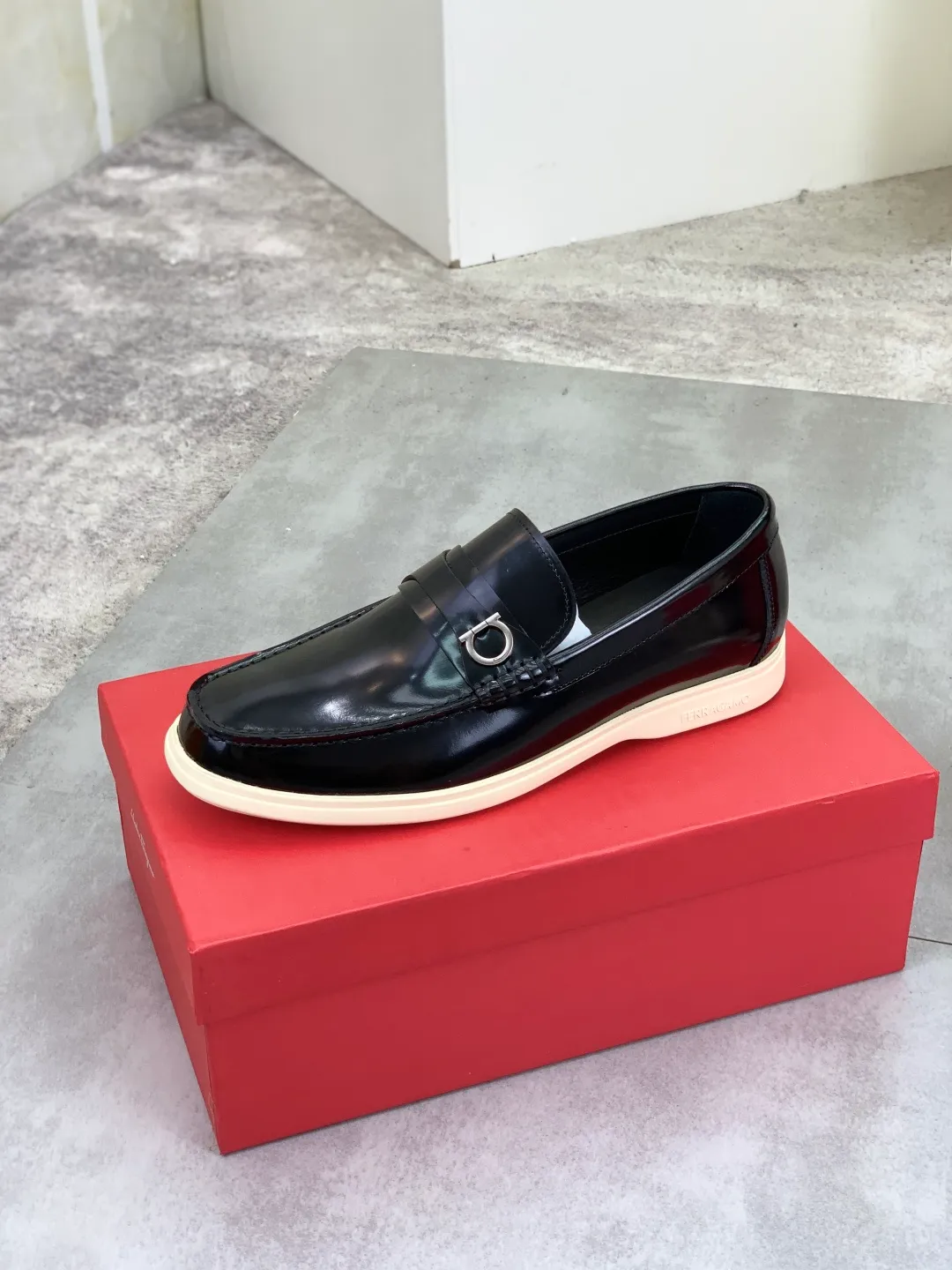 Men's Men's Shoes 💰P580💰[New Style] Water-dyed Niuli 🆘[Salvatore Ferragamo] Ferragamo's latest casual business leather shoes for men! Listed simultaneously! The fabric is made of specially imported original open-edge beaded calfskin, and the interior is made of imported water-dyed cowhide. It is absolutely luxurious and leads the fashion trend. Matching code: 38-44 (45 and 46 can be customized) Black, brown and burgundy colors available